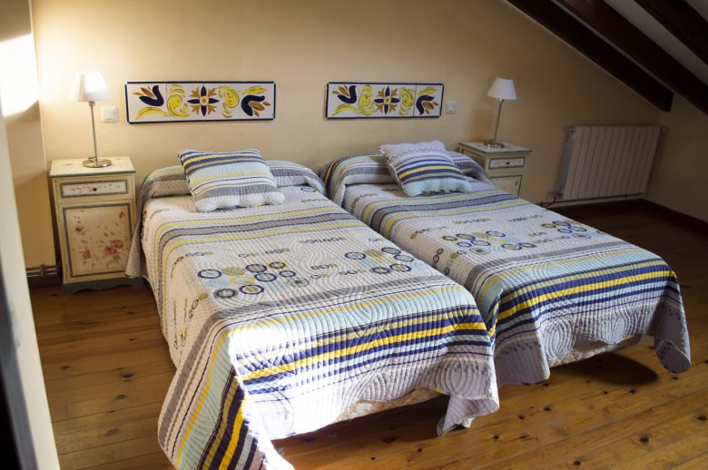 Dormitorio camas individuales. Casas rurales en Cantabria Fuente de Somave